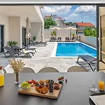 Bellezza A Luxurious Retreat In Villa *