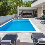 Bellezza A Luxurious Retreat In Villa *