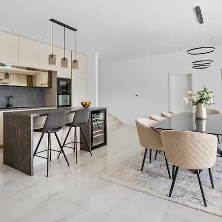 Вилла New Bellezza: A Luxurious Retreat In