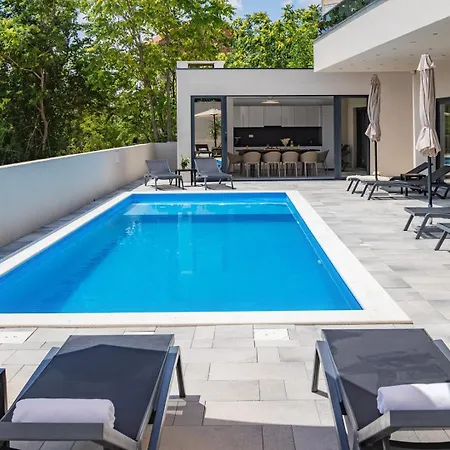 New Bellezza: A Luxurious Retreat In Вилла *